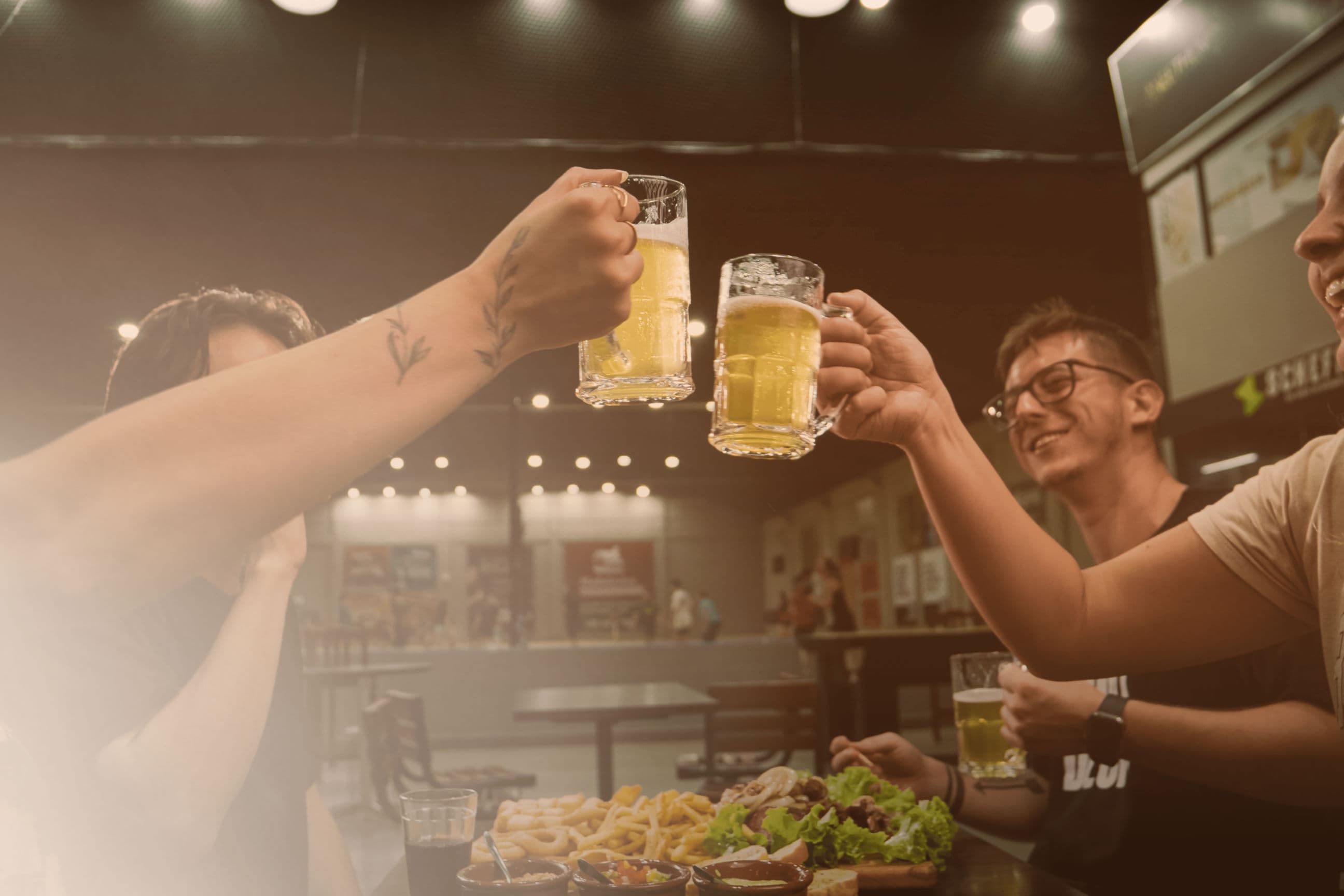 Imagem representando clientes aproveitando o chope gelado no Planador Parilla e Bar, dentro do Complexo Esportivo Raboni